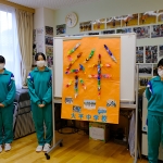 全校生徒105名による作品だそうです。一羽一羽にメッセージが書き込まれていました。